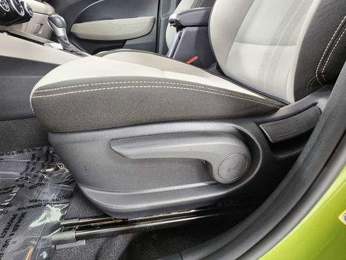 Used 2024 Hyundai Venue SEL FWD image 11