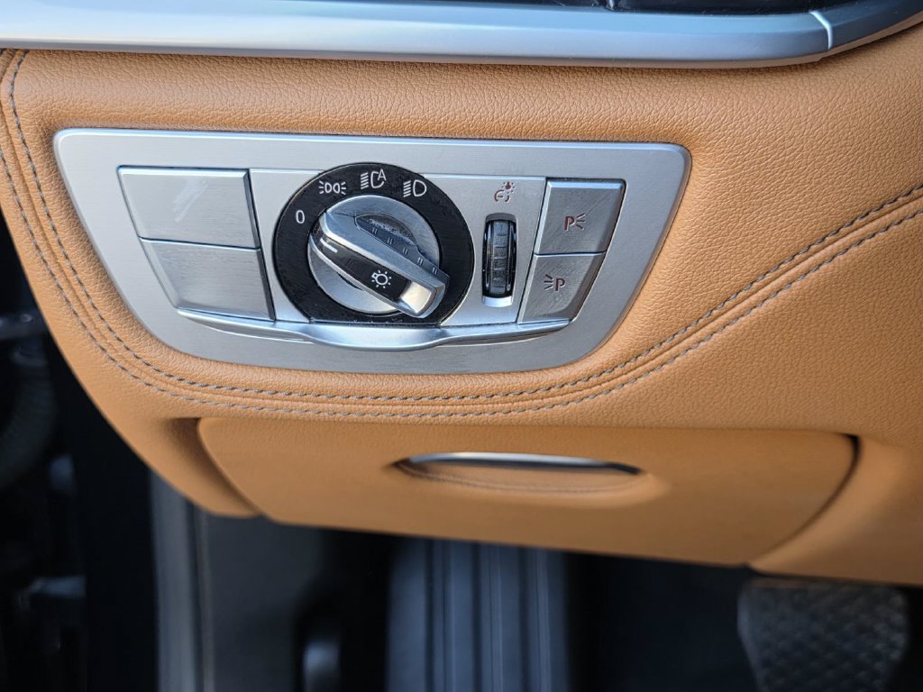 Used 2020 BMW 740i w/ Premium Package RWD image 32