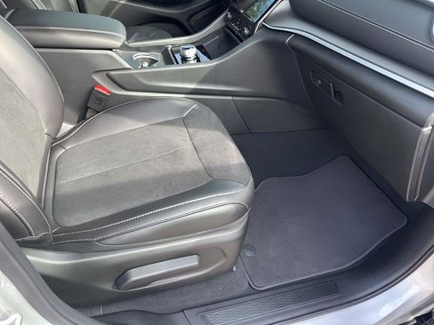 New 2025 Jeep Grand Cherokee Altitude image 16