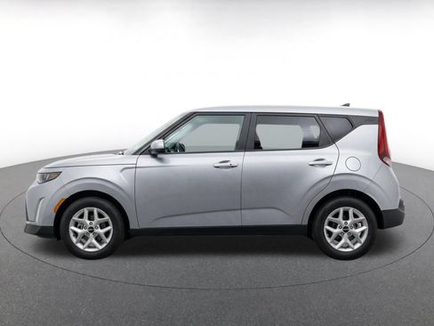 Used 2025 Kia Soul LX w/ LX Technology Package FWD image 4