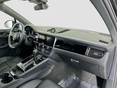 Used 2025 Porsche Macan image 32