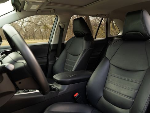 Used 2022 Toyota RAV4 XLE Premium image 17