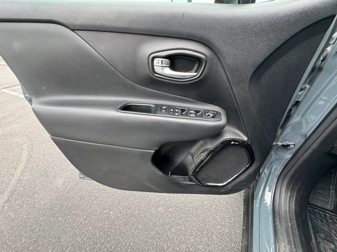 Used 2018 Jeep Renegade Altitude w/ Advanced Technology Group AWD/4WD image 17
