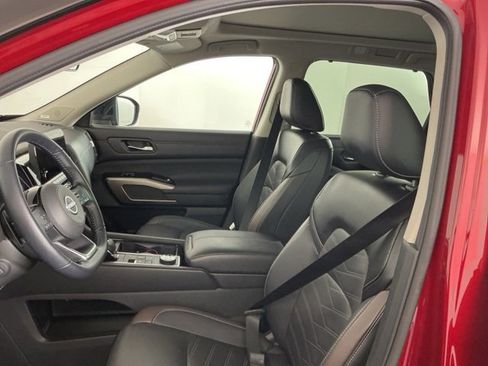 Used 2023 Nissan Pathfinder Platinum image 16