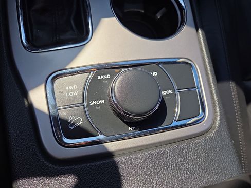 Used 2019 Jeep Grand Cherokee Limited image 24