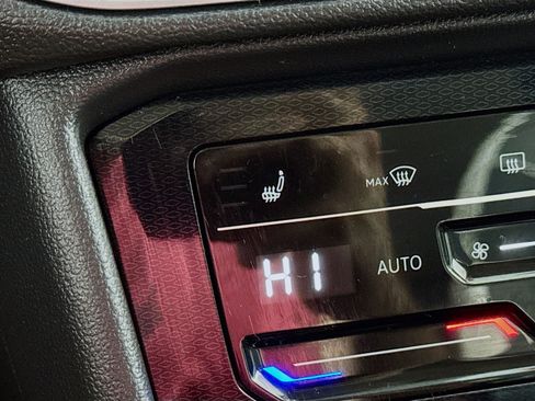 Used 2025 Volkswagen Taos SE image 3