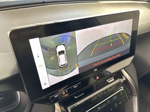 Used 2024 Toyota Venza Limited image 17