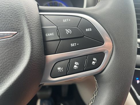 Used 2024 Chrysler Pacifica Touring-L FWD image 18