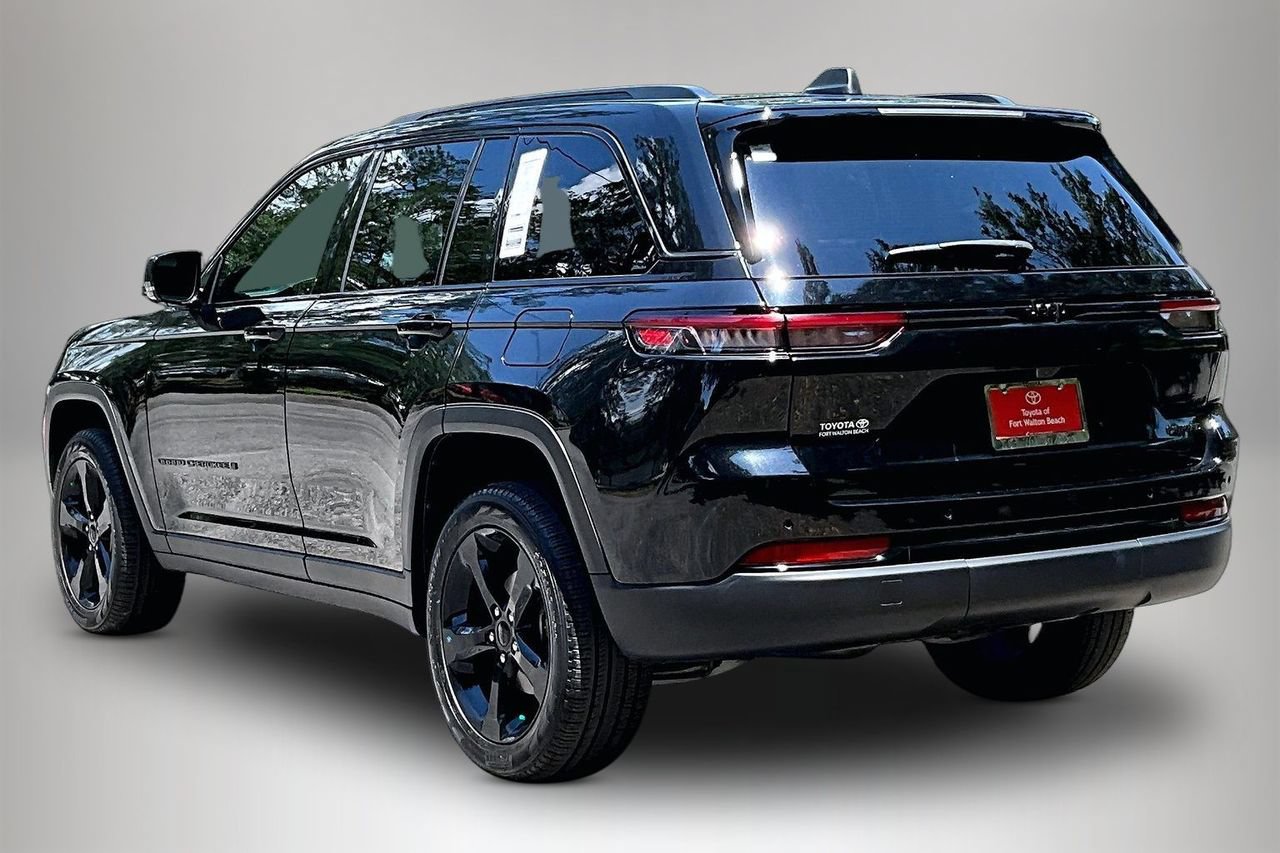 Used 2025 Jeep Grand Cherokee Limited w/ Black Appearance Package RWD image 4