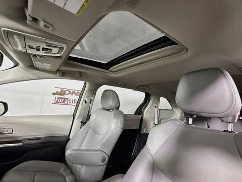 Used 2023 Toyota Sienna XLE w/ XLE Plus Package FWD image 11