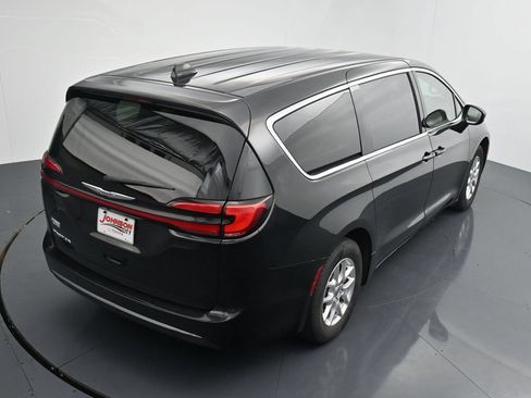 Used 2023 Chrysler Pacifica Touring-L FWD image 29