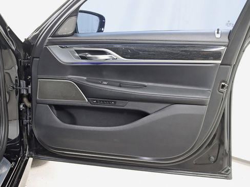 Used 2020 BMW 750i xDrive w/ Executive Package image 40