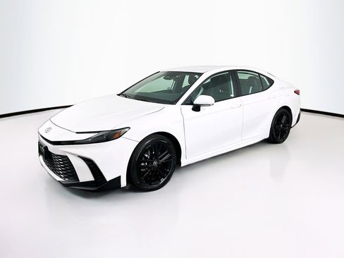 Used 2025 Toyota Camry SE image 3
