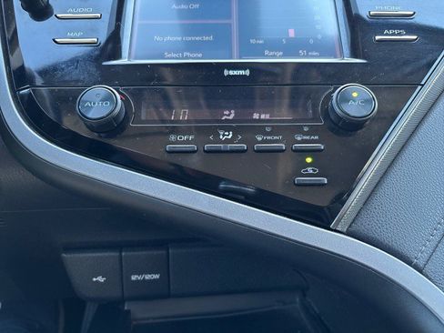 Used 2020 Toyota Camry SE image 18