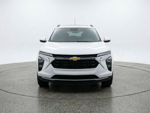 Used 2025 Chevrolet Trax LT w/ LT Convenience Package FWD image 2