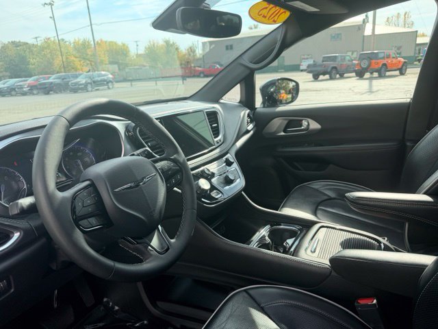 Used 2025 Chrysler Pacifica Limited FWD image 34