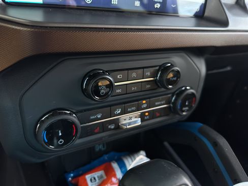 Used 2022 Ford Bronco Outer Banks AWD/4WD image 28
