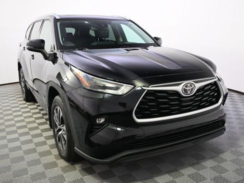 Used 2021 Toyota Highlander XLE AWD/4WD image 7