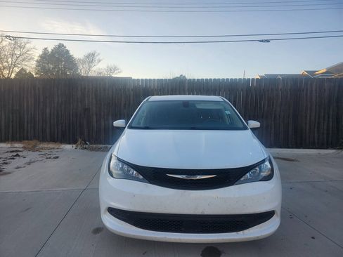 Used 2022 Chrysler Voyager LX image 6