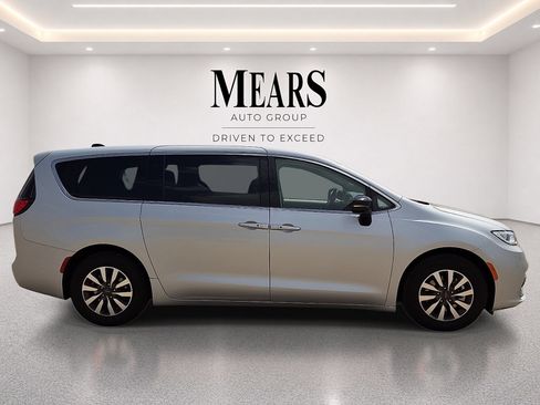 Used 2024 Chrysler Pacifica Limited FWD image 6