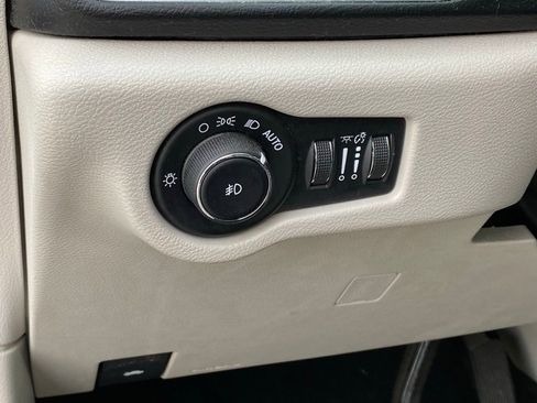 Used 2017 Chrysler Pacifica Touring-L Plus w/ Tire & Wheel Group image 12