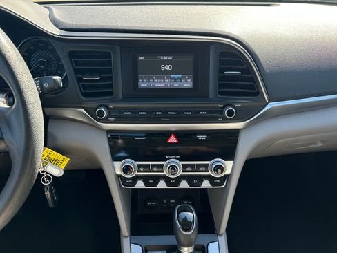 Used 2020 Hyundai Elantra SE w/ Winter Weather Package FWD image 19