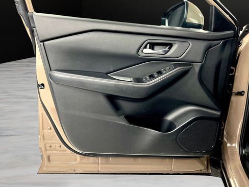 Used 2025 Nissan Rogue SV image 35