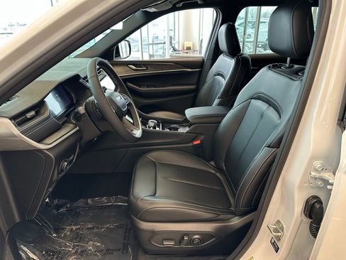 New 2025 Jeep Grand Cherokee L Limited w/ Luxury Tech Group II AWD/4WD image 9