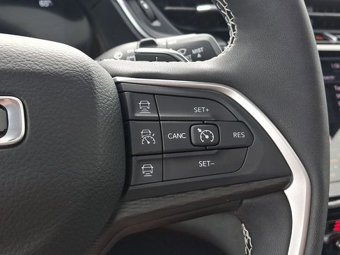 Used 2025 Jeep Grand Cherokee 4WD image 22