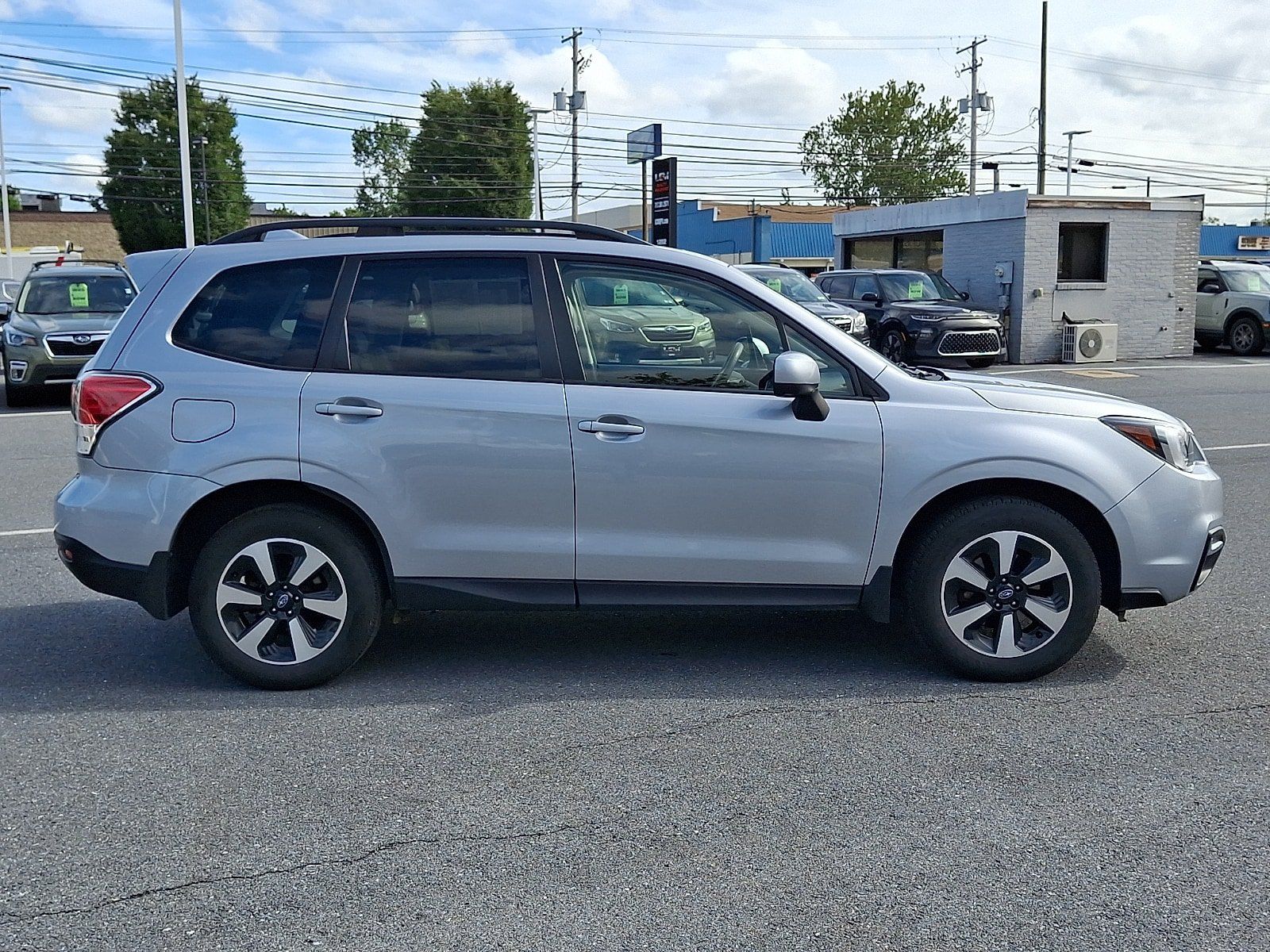 Used 2017 Subaru Forester 2.5i Premium w/ All-Weather Package AWD/4WD image 4