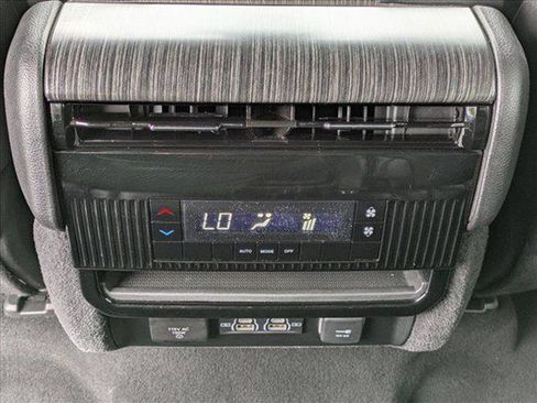 Used 2024 Jeep Wagoneer L Series II RWD image 21