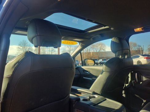 Used 2025 Toyota Sienna Platinum image 10