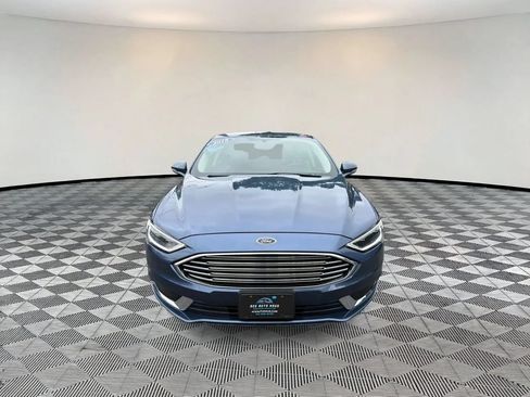 Used 2018 Ford Fusion SE w/ Fusion SE Technology Package FWD image 2