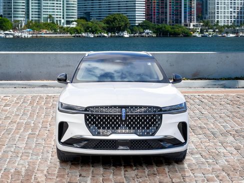 Used 2024 Lincoln Nautilus Reserve image 2