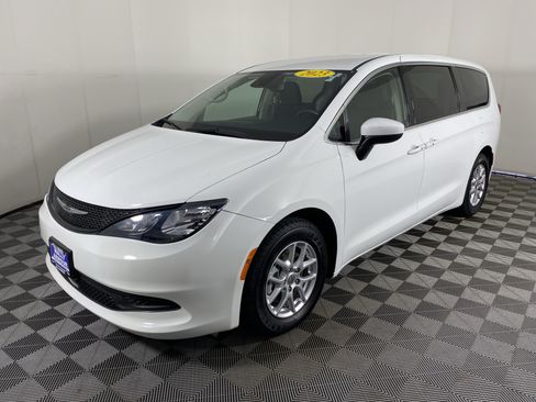 Used 2023 Chrysler Voyager LX FWD image 10