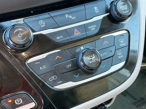 Used 2018 Chrysler Pacifica Touring-L Plus FWD image 16