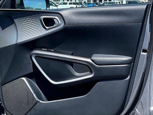 Used 2025 Kia Soul LX w/ LX Technology Package FWD image 26