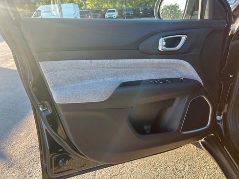 Used 2024 Jeep Compass Latitude image 34