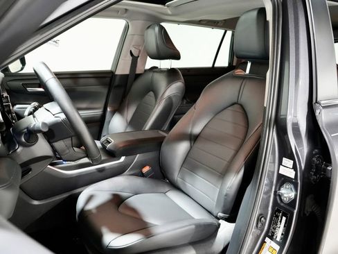 Used 2025 Toyota Highlander XLE image 3