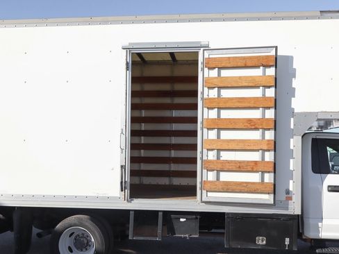 Used 2017 Ford F550 2WD Regular Cab Super Duty image 14