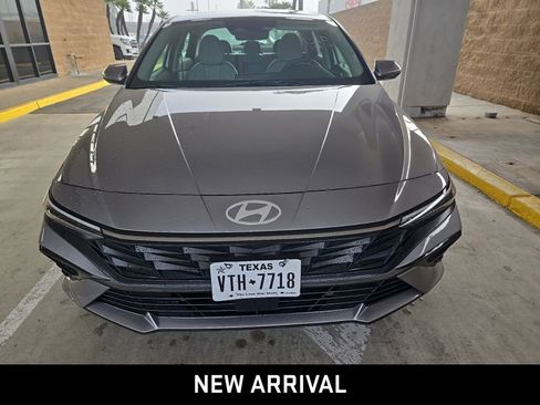 Used 2025 Hyundai Elantra Limited image 2