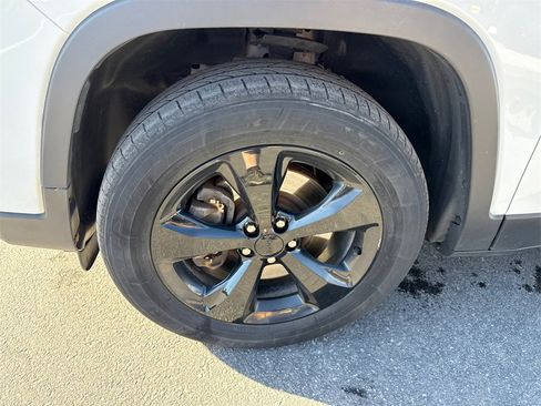 Used 2019 Jeep Cherokee Latitude Plus image 6