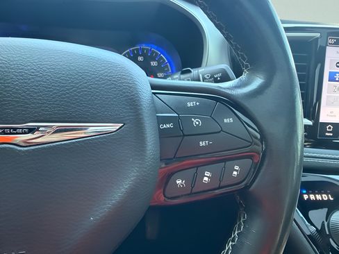 Used 2021 Chrysler Pacifica Touring-L w/ Uconnect Theater Family Group FWD image 21