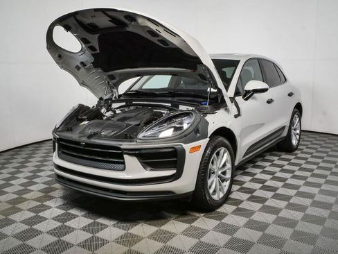 Used 2022 Porsche Macan AWD/4WD image 34
