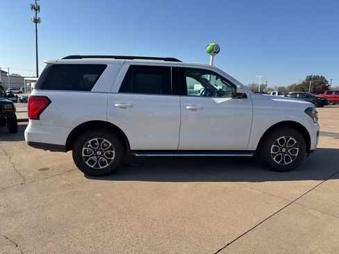 Used 2023 Ford Expedition XLT image 8