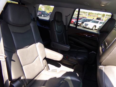 Used 2019 Cadillac Escalade Luxury AWD/4WD image 28