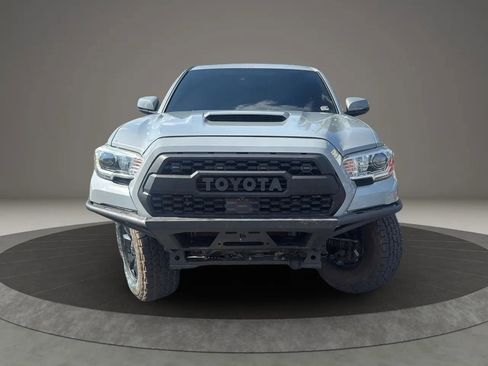 Used 2019 Toyota Tacoma TRD Off-Road image 2