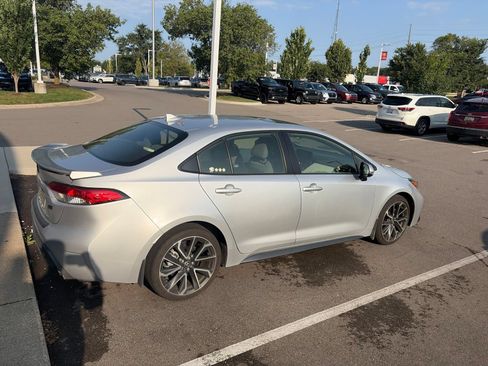 Used 2022 Toyota Corolla SE w/ SE Premium Package FWD image 4