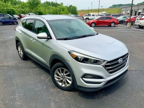 Used 2016 Hyundai Tucson SE w/ Option Group 12 FWD image 2