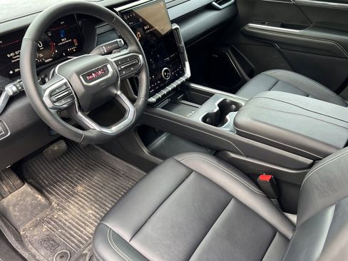 Used 2024 GMC Acadia Elevation image 9